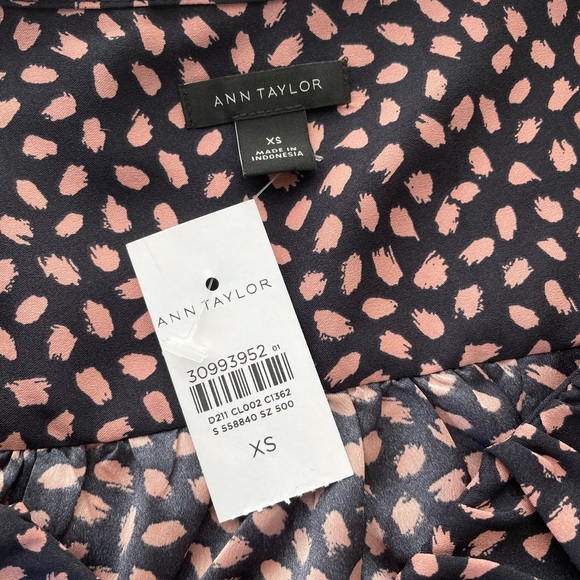 Ann Taylor v-neck ruffle shell. - Picture 6 of 11